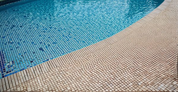 Rénovation piscine mosaïque : guide pratique pour un rendu parfait
